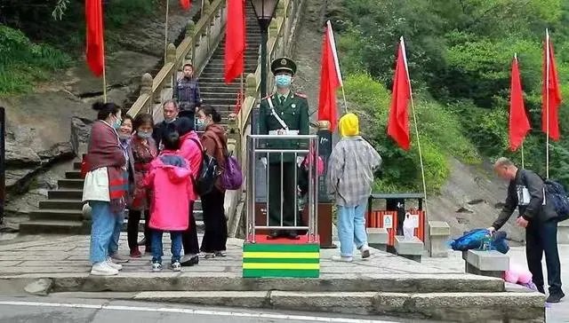 华山执勤武警刚下岗哨就被求婚