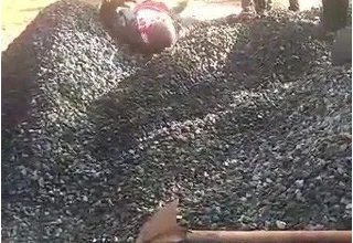 卡车倾卸碎石误将男子掩埋3分钟,此事故是在哪里发生的?